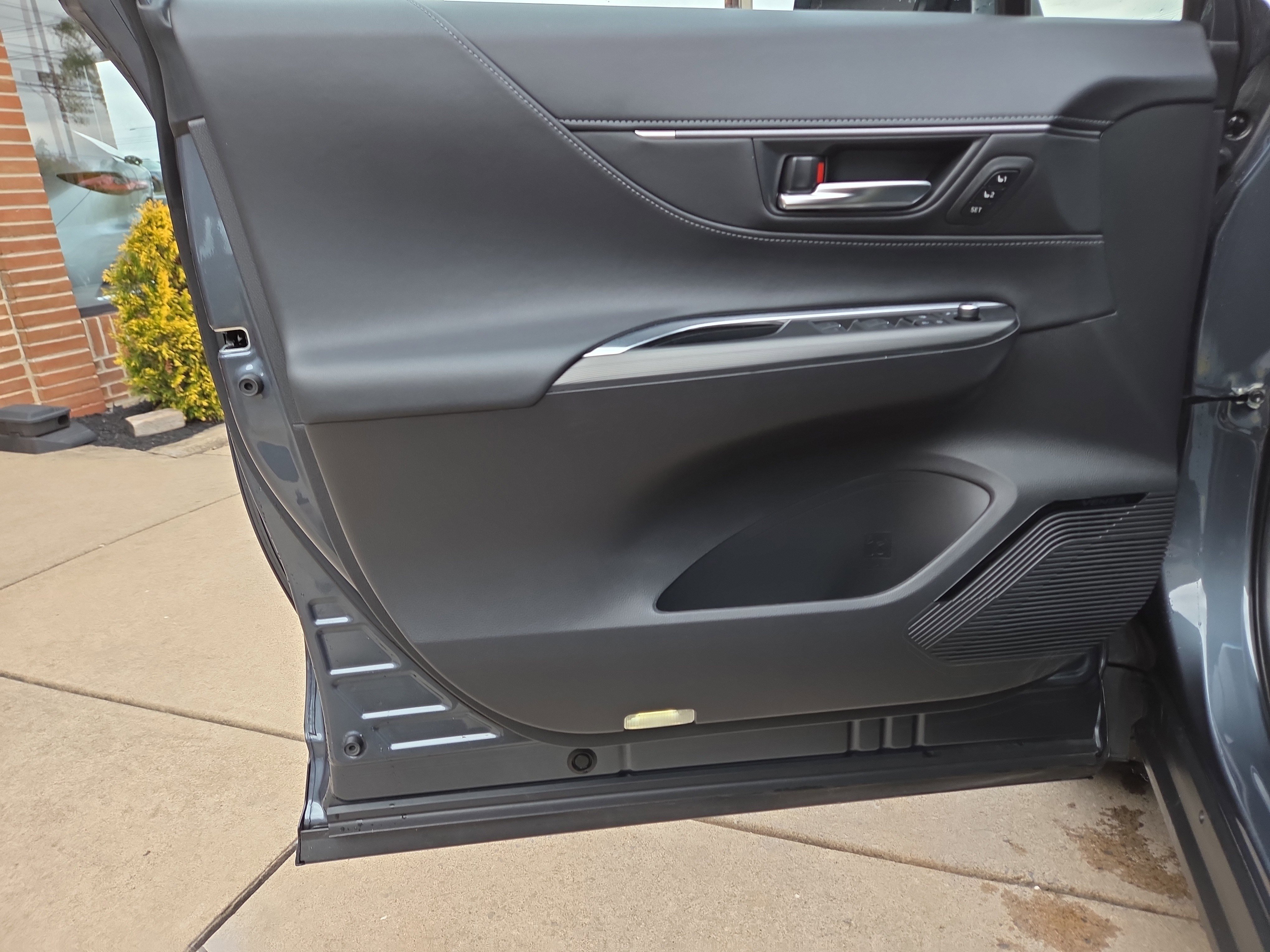 Used 2023 Toyota Venza XLE image 15