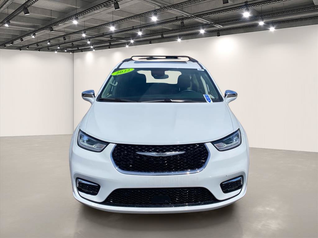 Used 2022 Chrysler Pacifica Limited AWD/4WD image 2