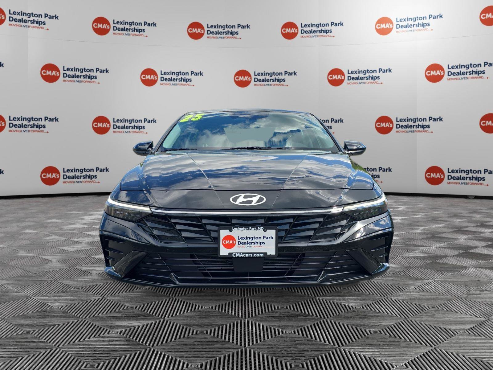 Used 2025 Hyundai Elantra SEL image 2