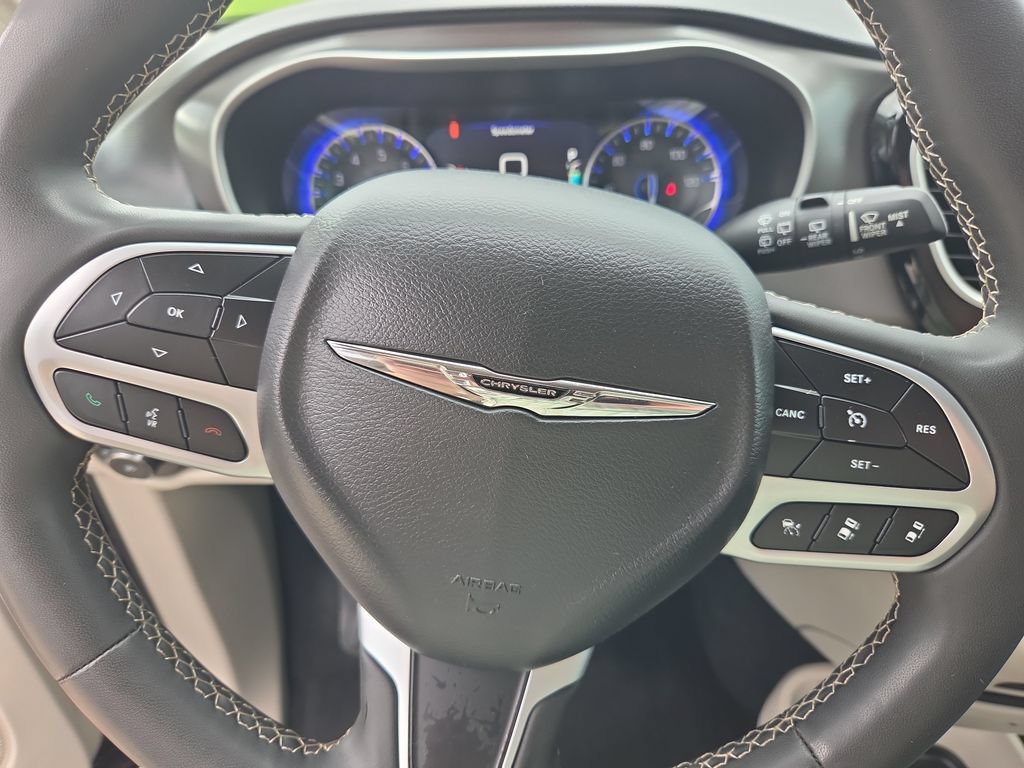 Used 2024 Chrysler Pacifica Touring-L FWD image 13