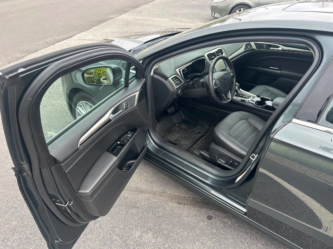 Used 2016 Ford Fusion SE w/ Equipment Group 202A FWD image 9