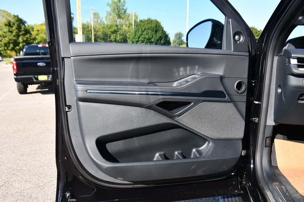 New 2025 Lincoln Navigator Reserve w/ Jet Appearance Package image 24