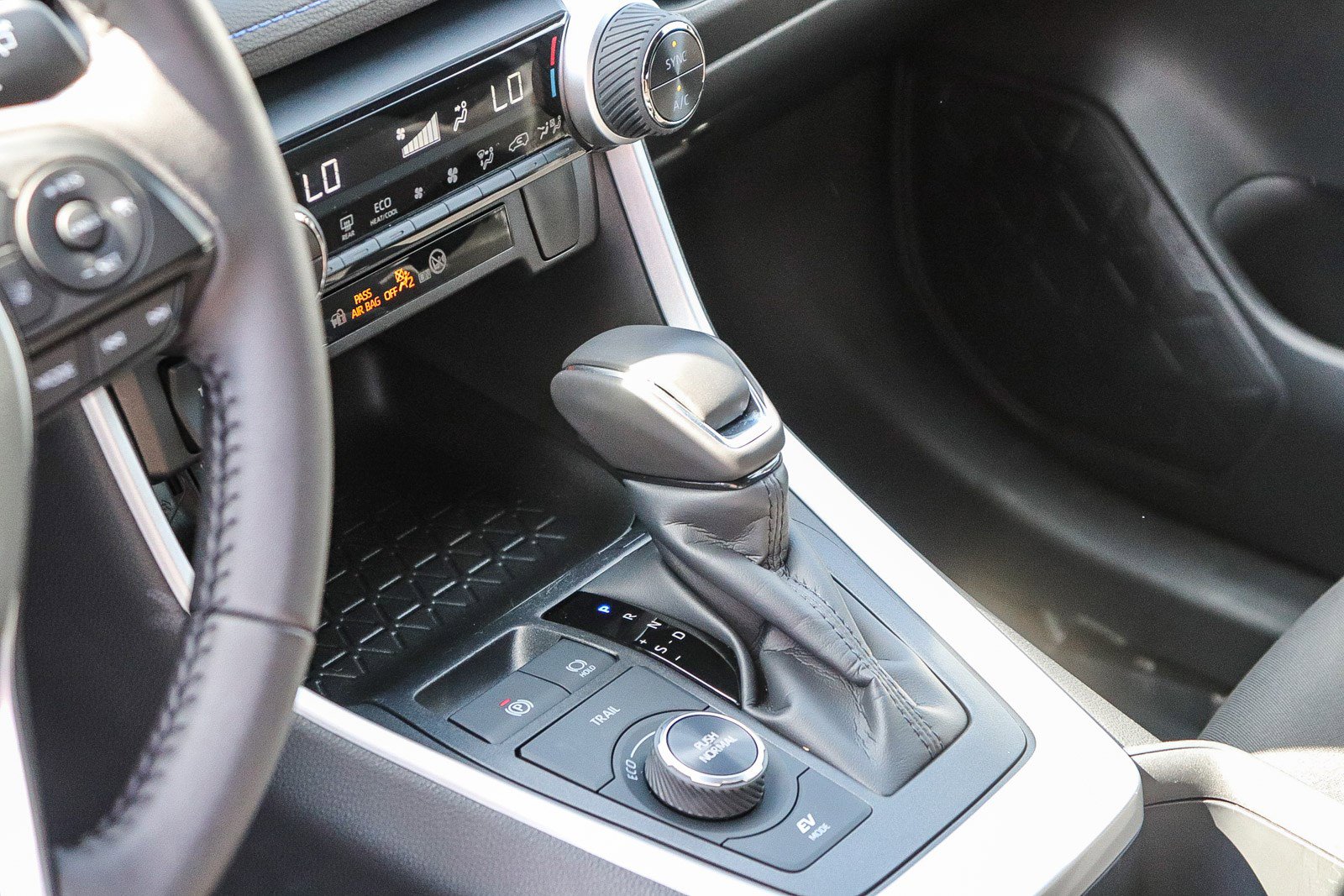 Used 2025 Toyota RAV4 SE image 22