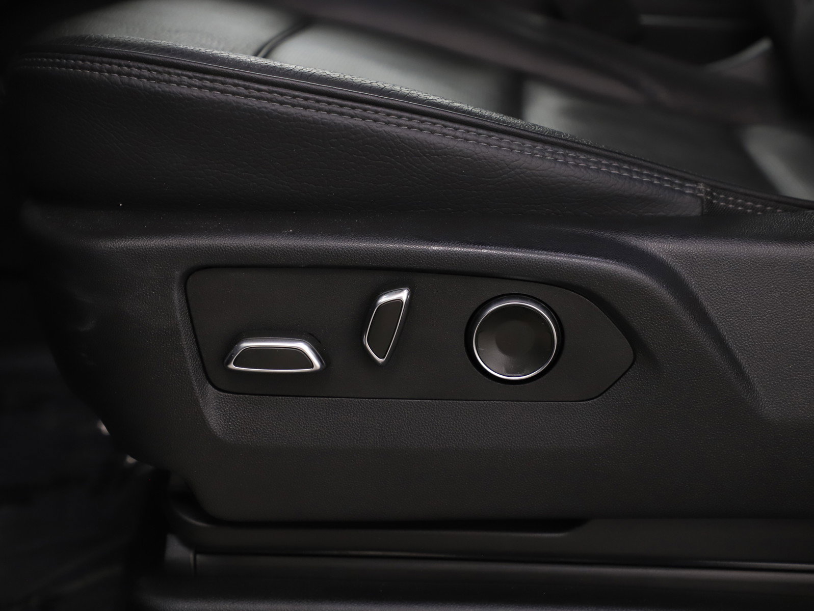 Used 2025 GMC Yukon Denali image 33