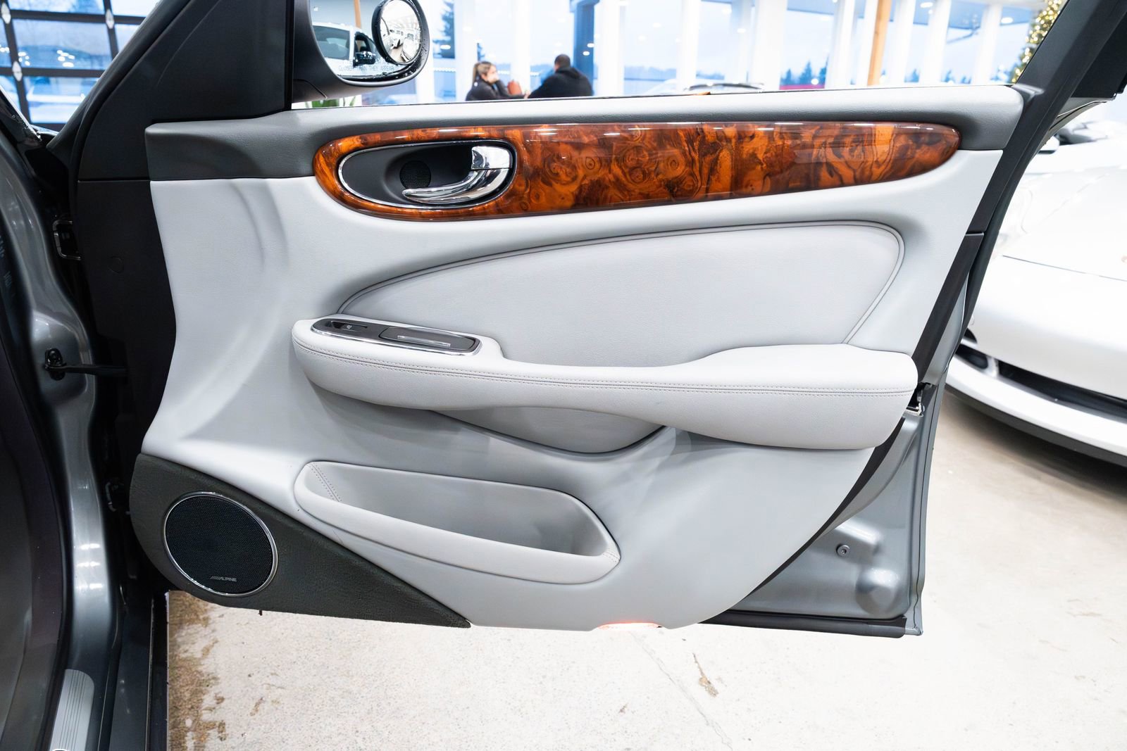 Used 2005 Jaguar XJ8 image 25