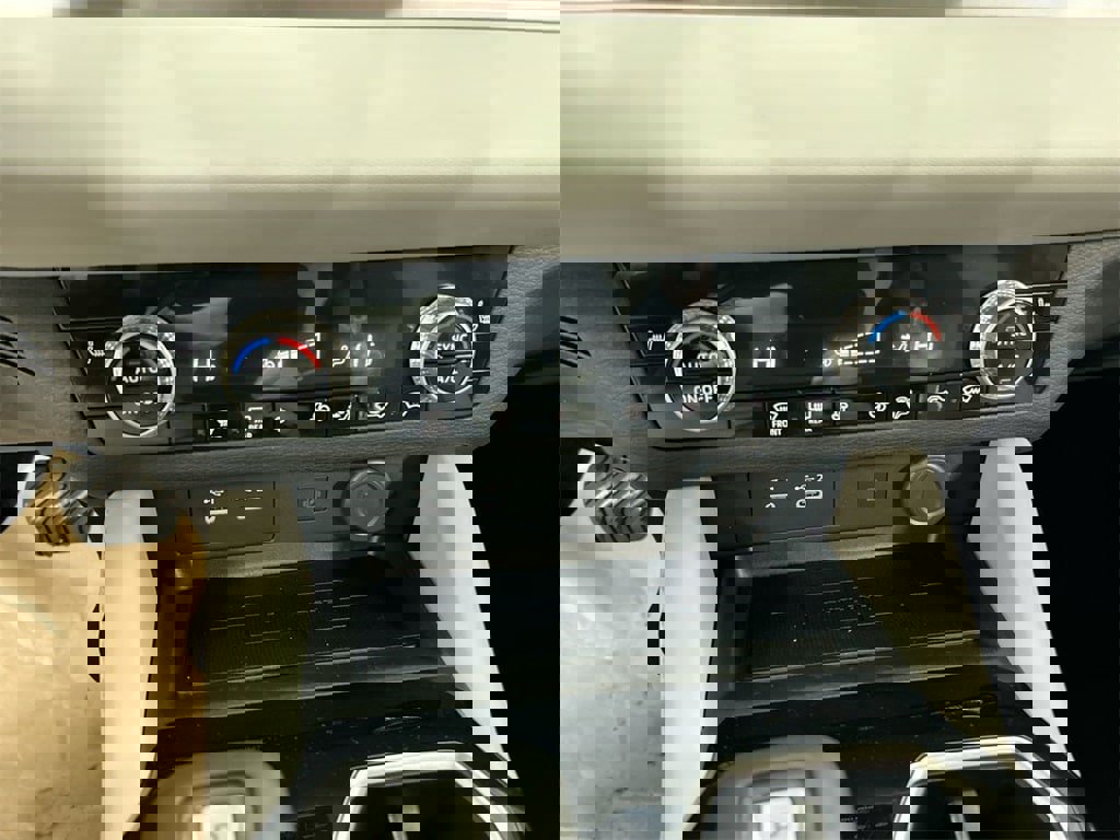 New 2025 Mitsubishi Outlander SE image 19