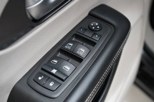 Used 2024 Chrysler Pacifica Touring-L image 20