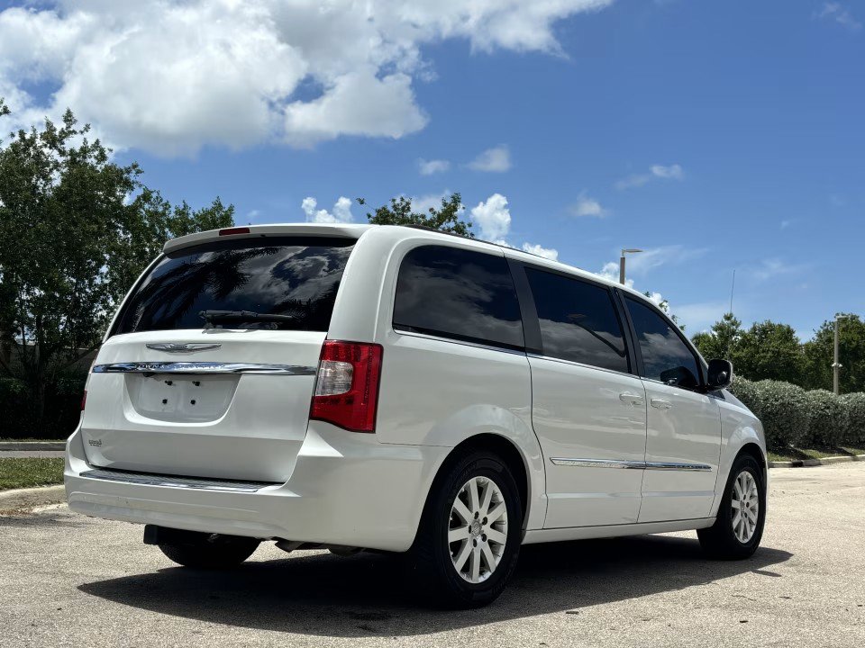 Used 2016 Chrysler Town & Country Touring FWD image 8
