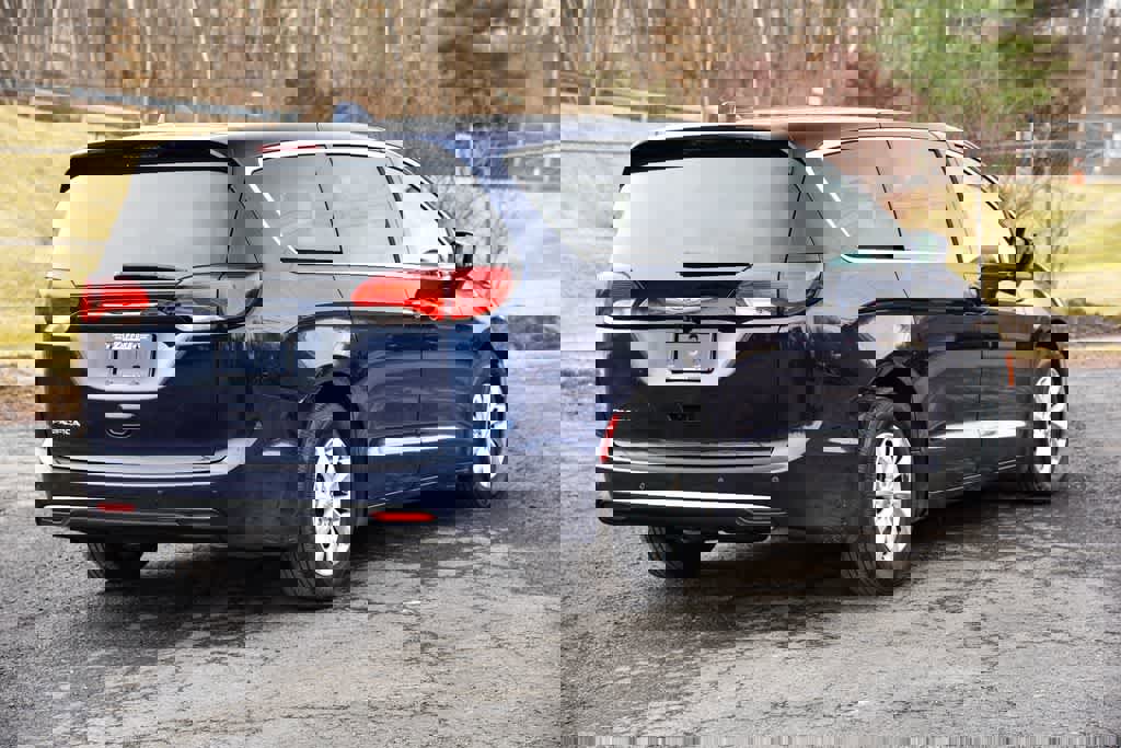 Certified 2019 Chrysler Pacifica Touring Plus image 3