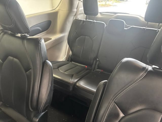 Used 2023 Chrysler Pacifica Touring-L FWD image 27