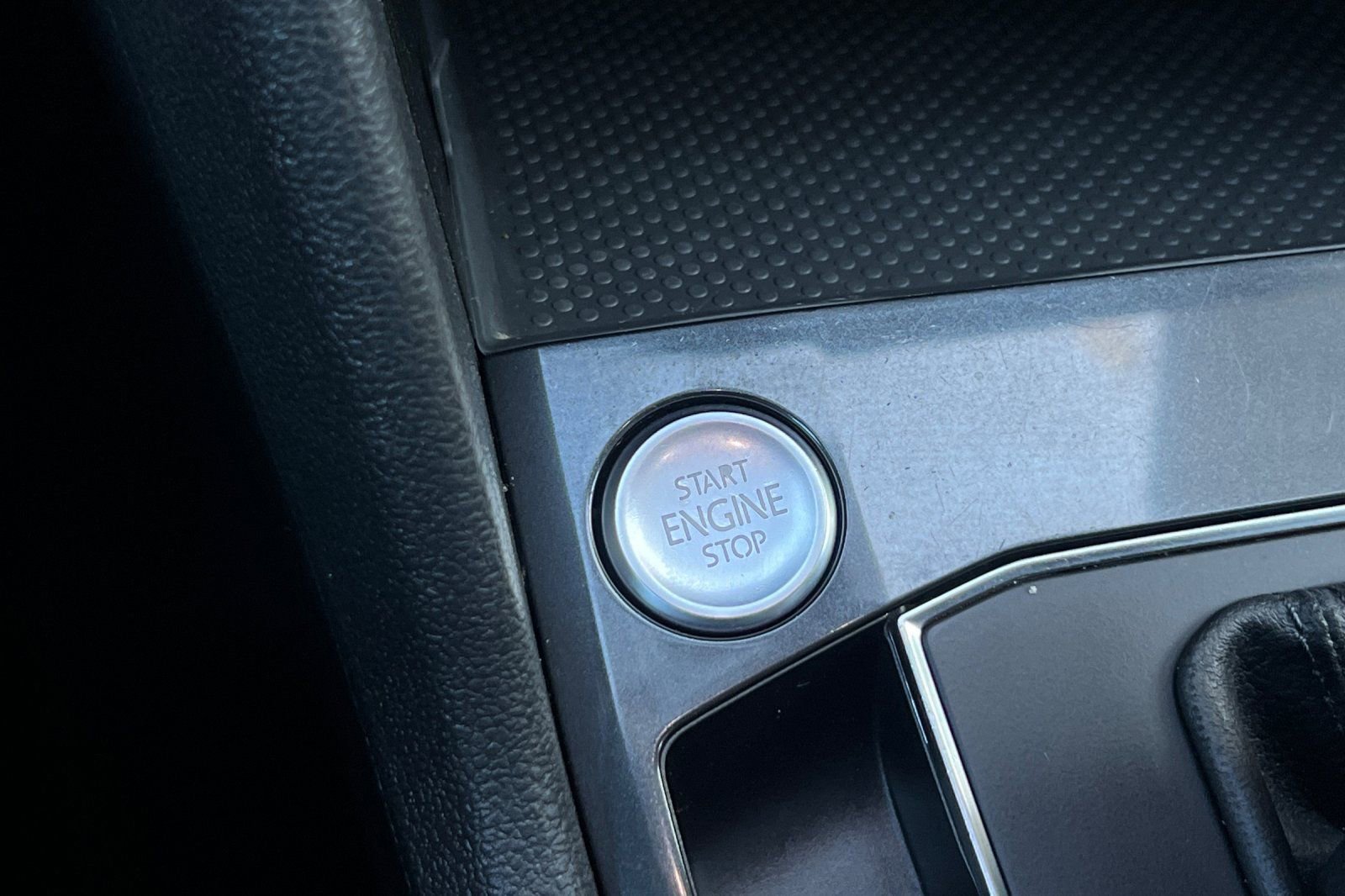 Used 2019 Volkswagen Tiguan SE w/ Panoramic Sunroof Package image 23