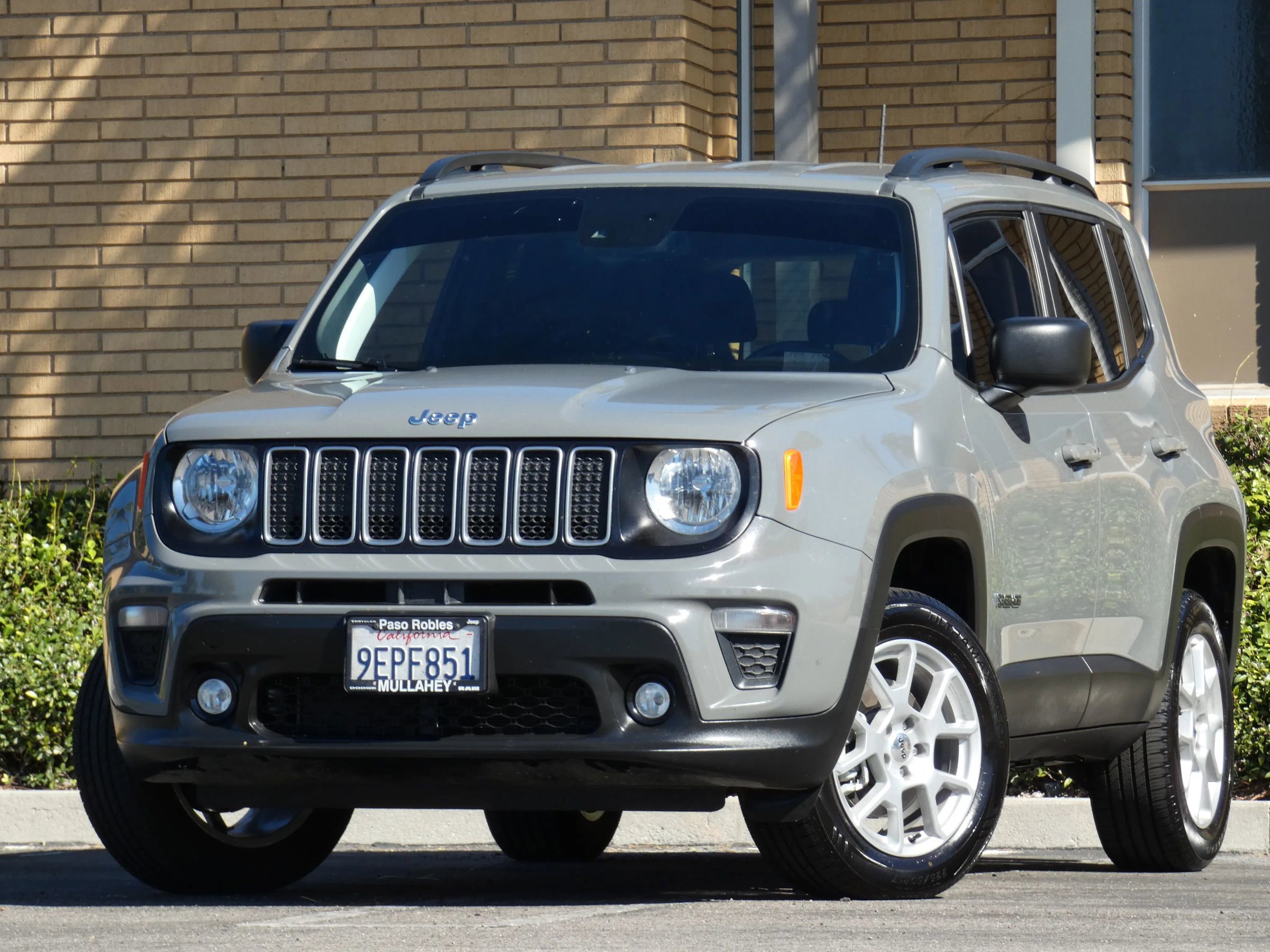 Used 2022 Jeep Renegade Latitude image 2