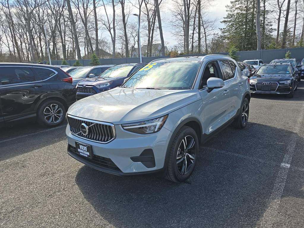 Used 2025 Volvo XC40 B5 Core image 1