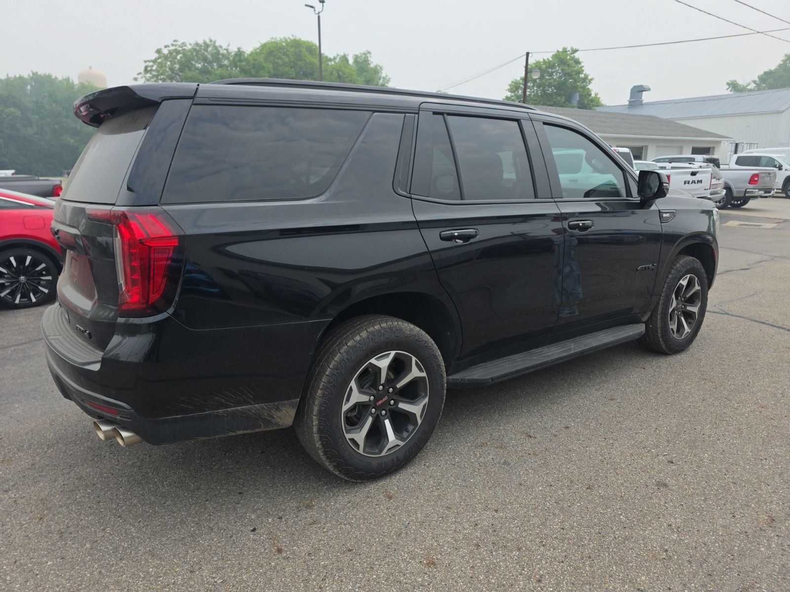 Used 2024 GMC Yukon AT4 w/ Technology Package AWD/4WD image 5