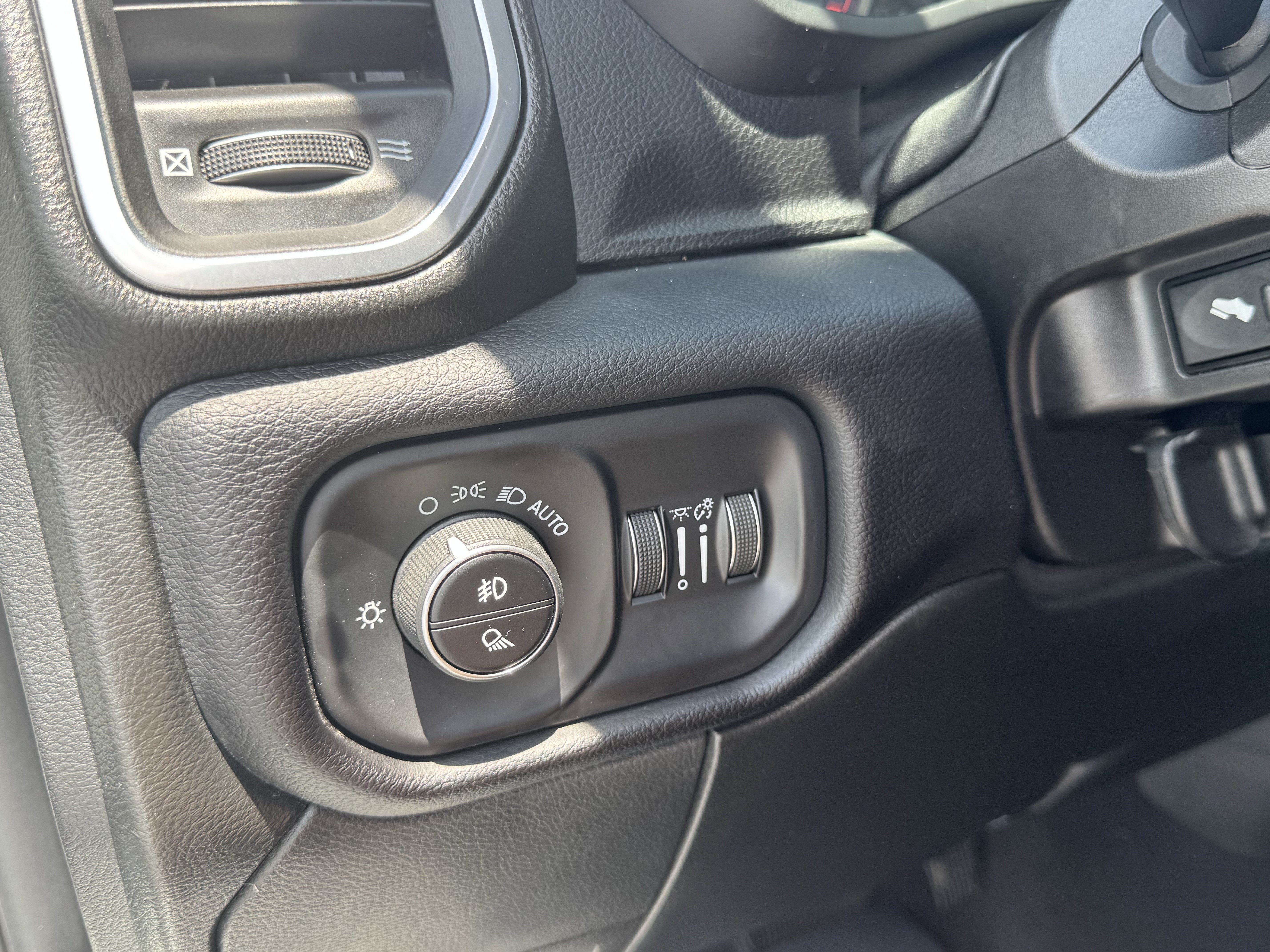 Used 2024 RAM 2500 Laramie AWD/4WD image 36