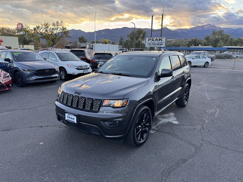 Used 2017 Jeep Grand Cherokee Altitude AWD/4WD image 3