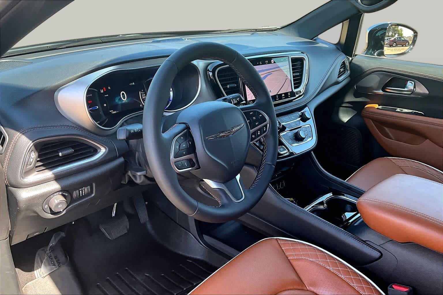 Used 2025 Chrysler Pacifica Pinnacle FWD image 17