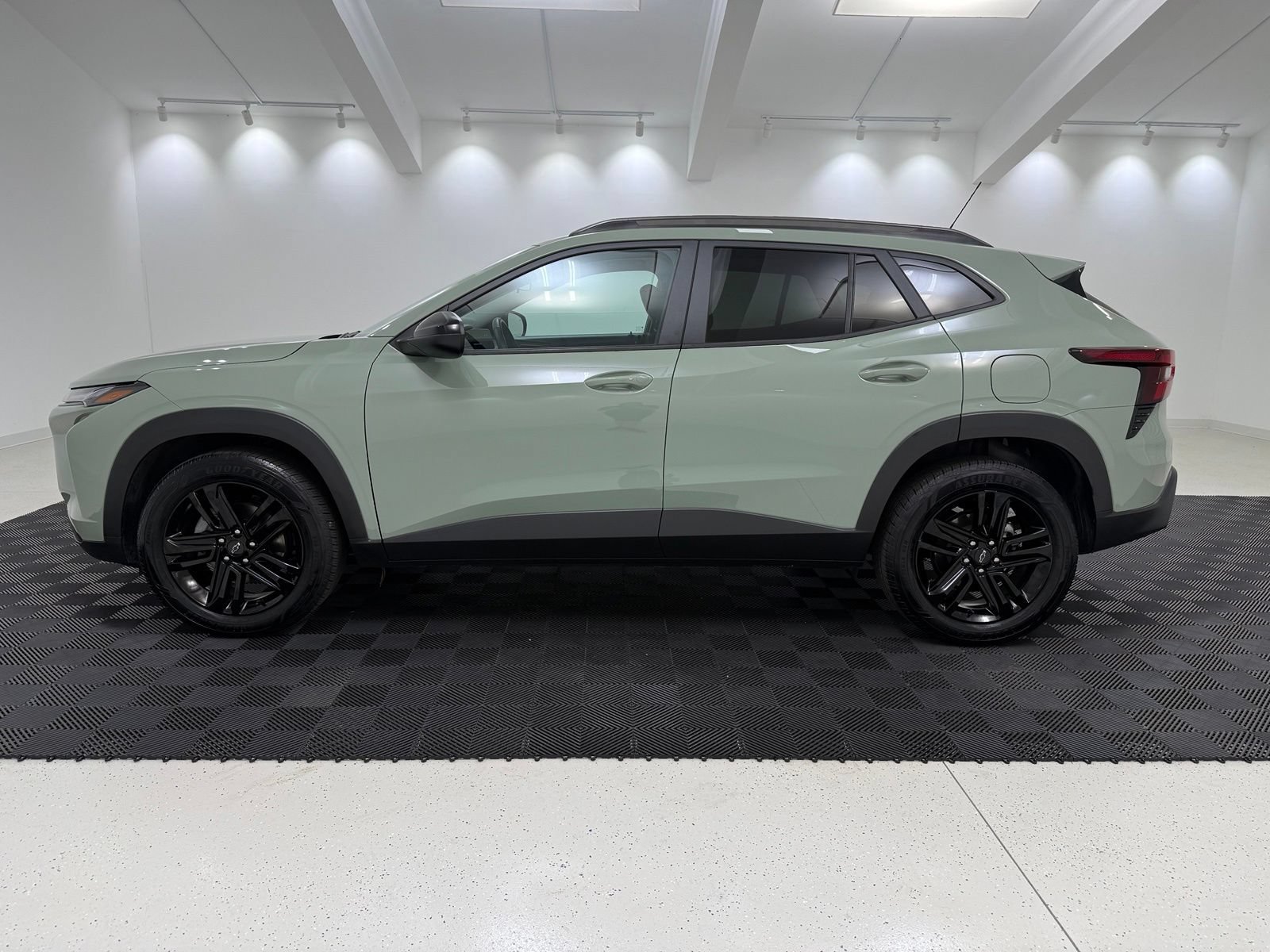 Used 2025 Chevrolet Trax ACTIV w/ Sunroof Package FWD image 4
