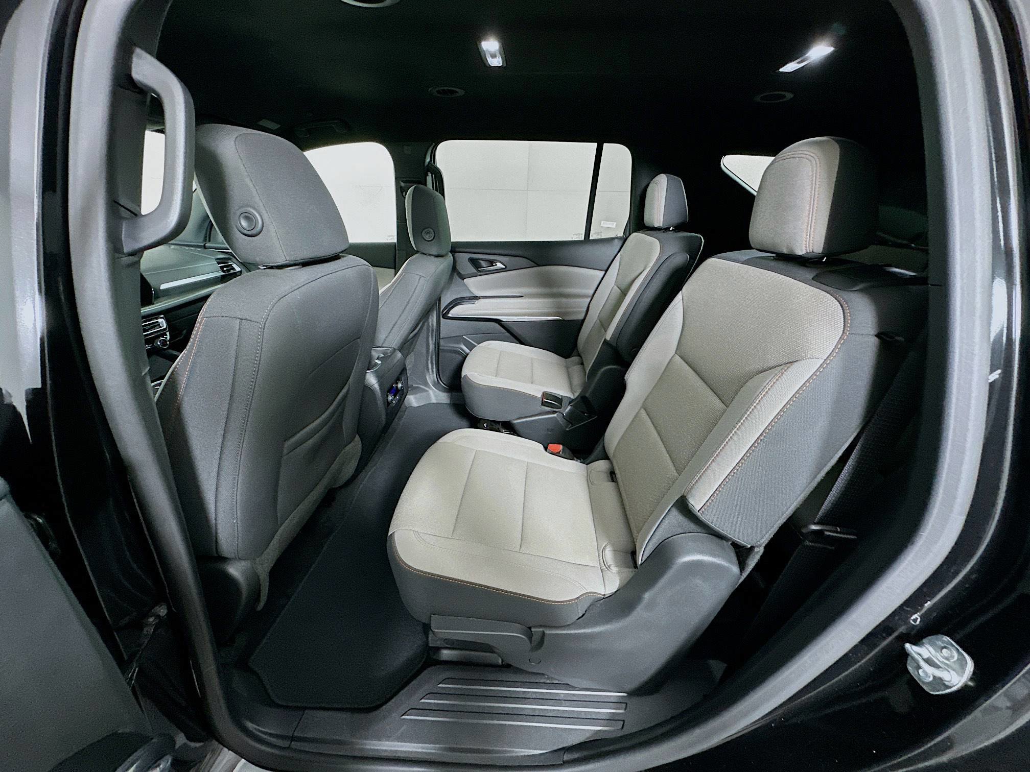 Used 2025 Chevrolet Traverse LT image 28