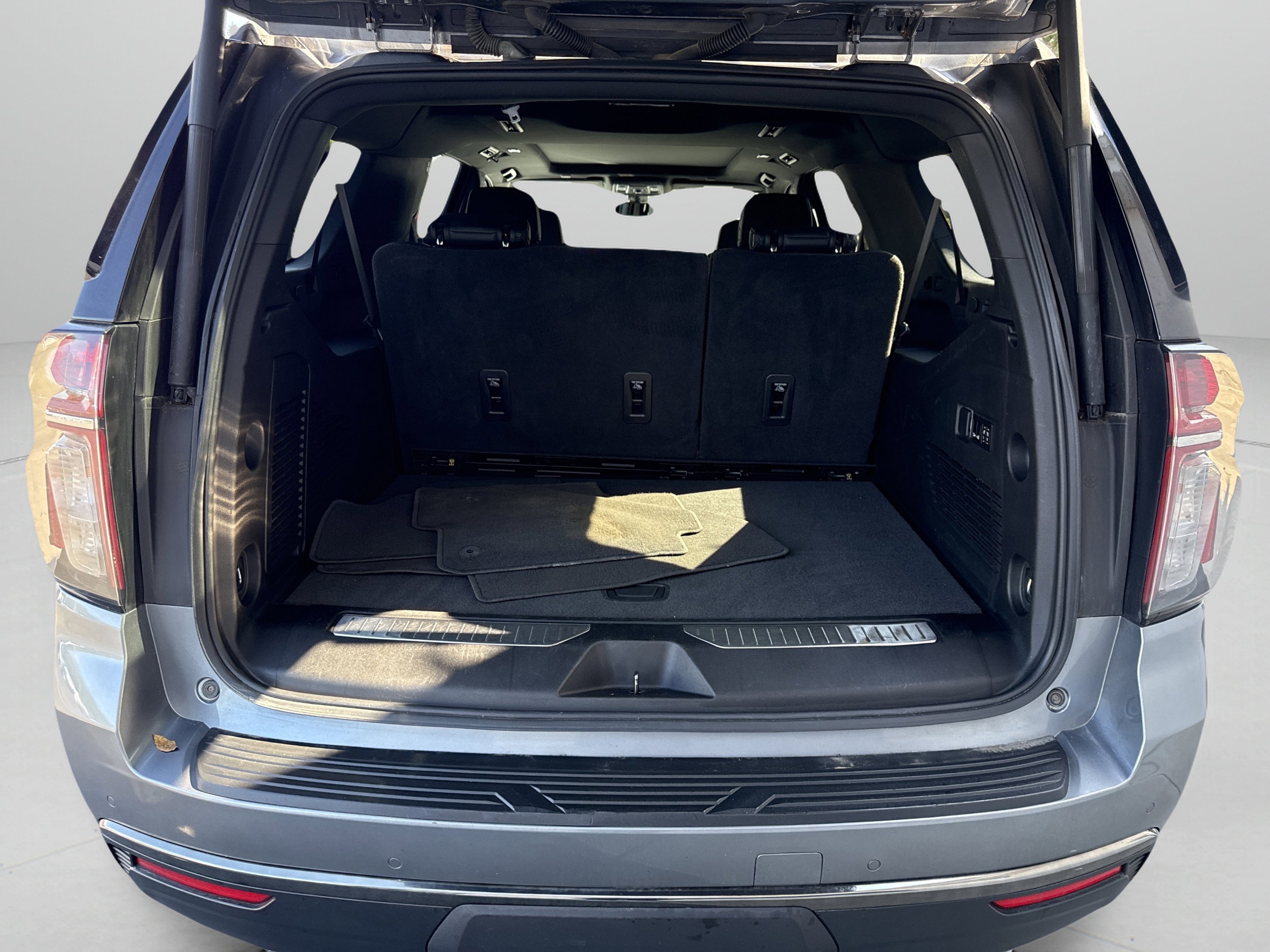 Used 2022 Chevrolet Suburban RST w/ Luxury Package image 7