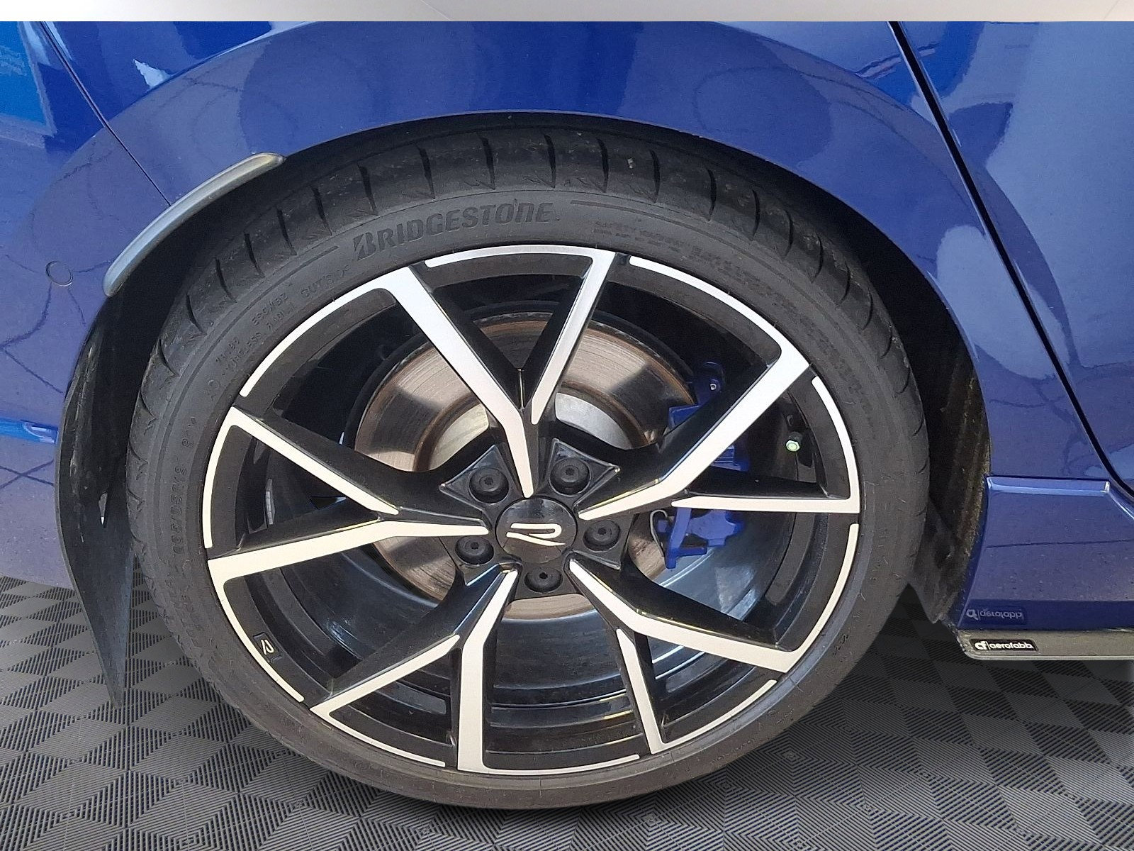 Used 2022 Volkswagen Golf R image 5