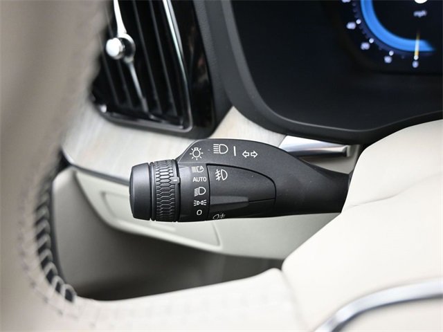 Used 2023 Volvo XC60 B5 Plus image 33