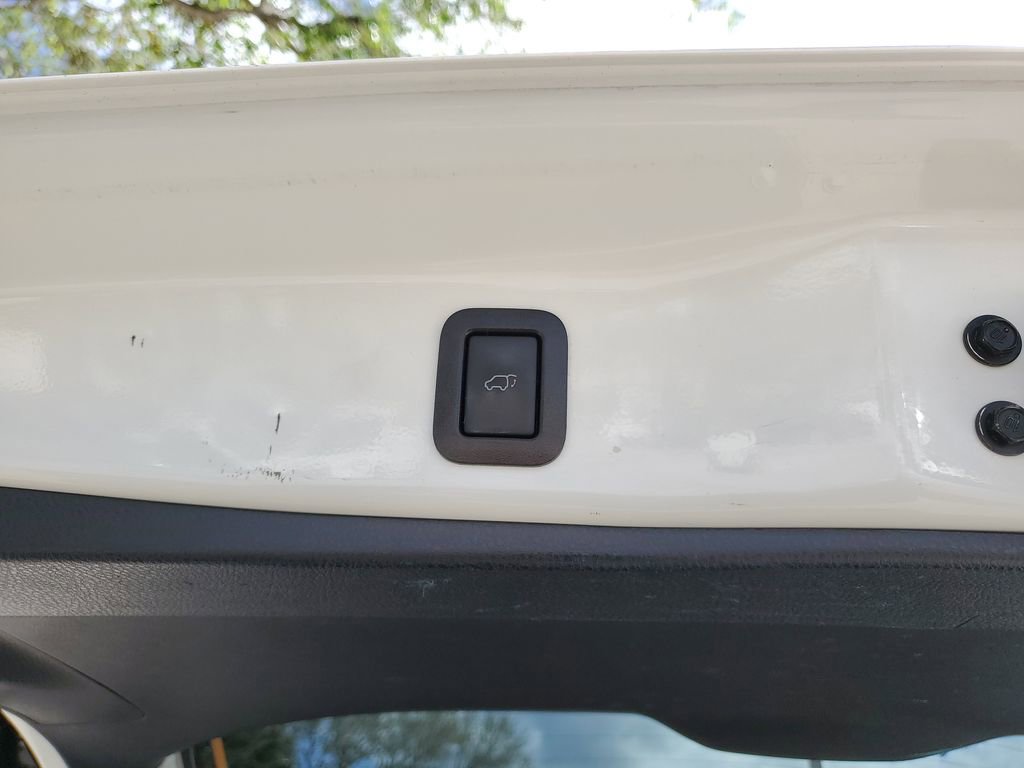 Used 2019 Toyota Highlander SE w/ Nightshade Edition image 8