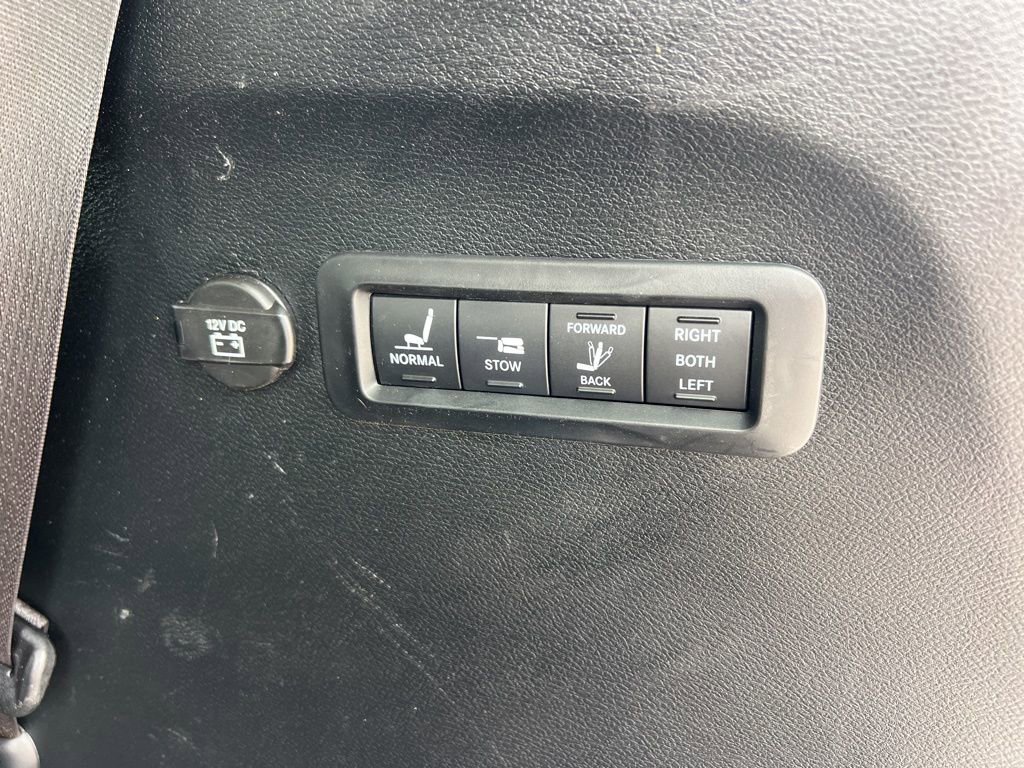 Used 2018 Chrysler Pacifica Limited w/ Tire & Wheel Group FWD image 14