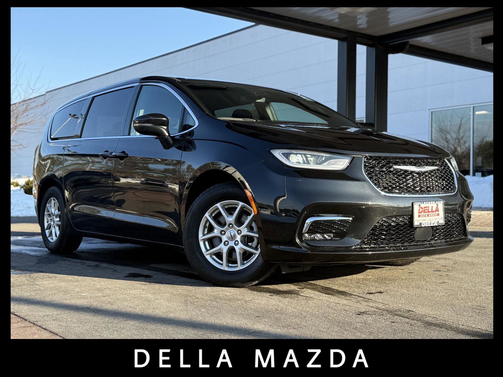 Used 2023 Chrysler Pacifica Touring image 1