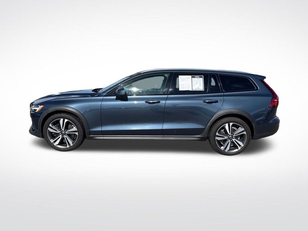 Used 2023 Volvo V60 B5 Cross Country Plus w/ Climate Package AWD/4WD image 3