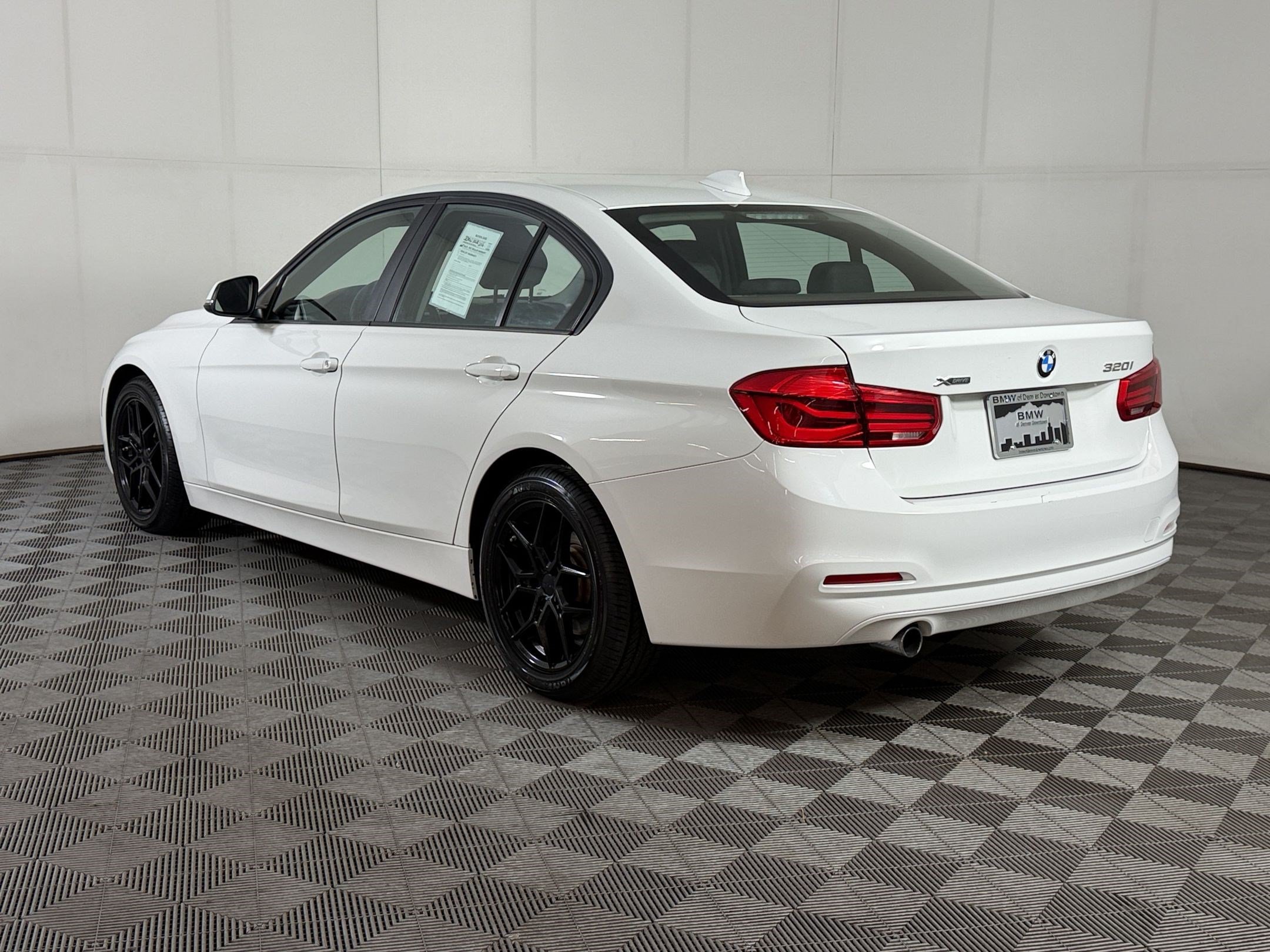 Used 2016 BMW 320i xDrive Sedan AWD/4WD image 3