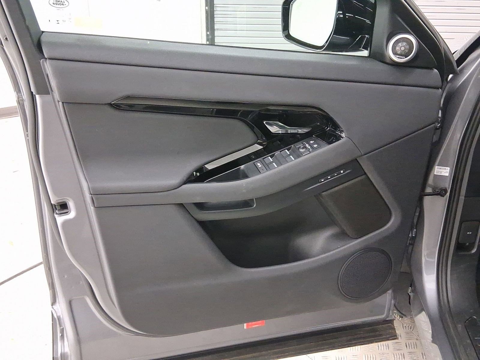 Used 2025 Land Rover Range Rover Evoque S image 12