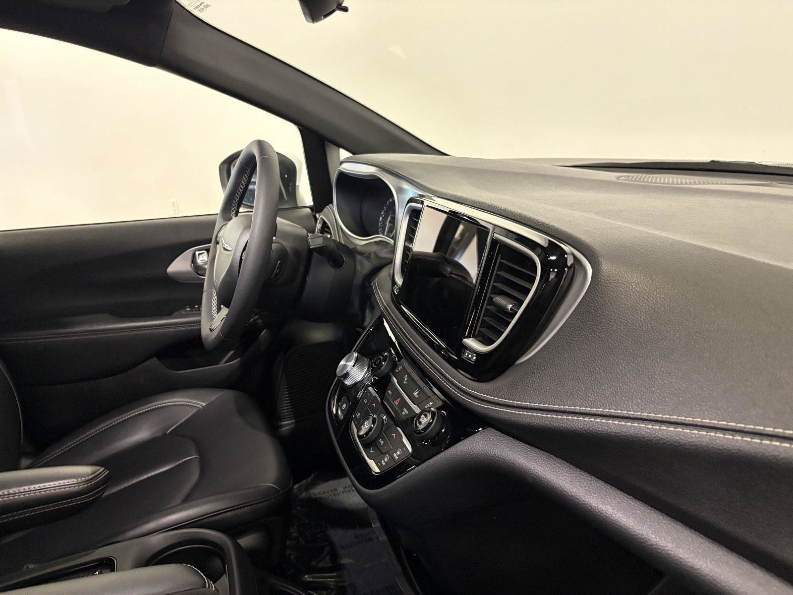 Used 2023 Chrysler Pacifica Touring-L w/ S Appearance Package FWD image 35