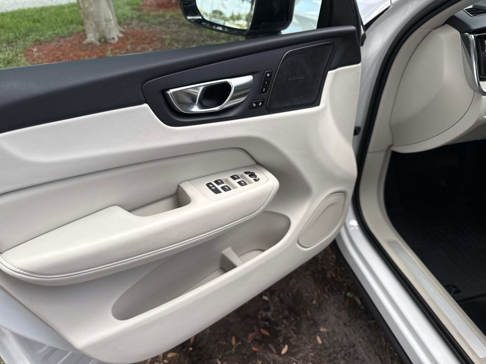 Used 2023 Volvo XC60 T8 Ultimate AWD/4WD image 21