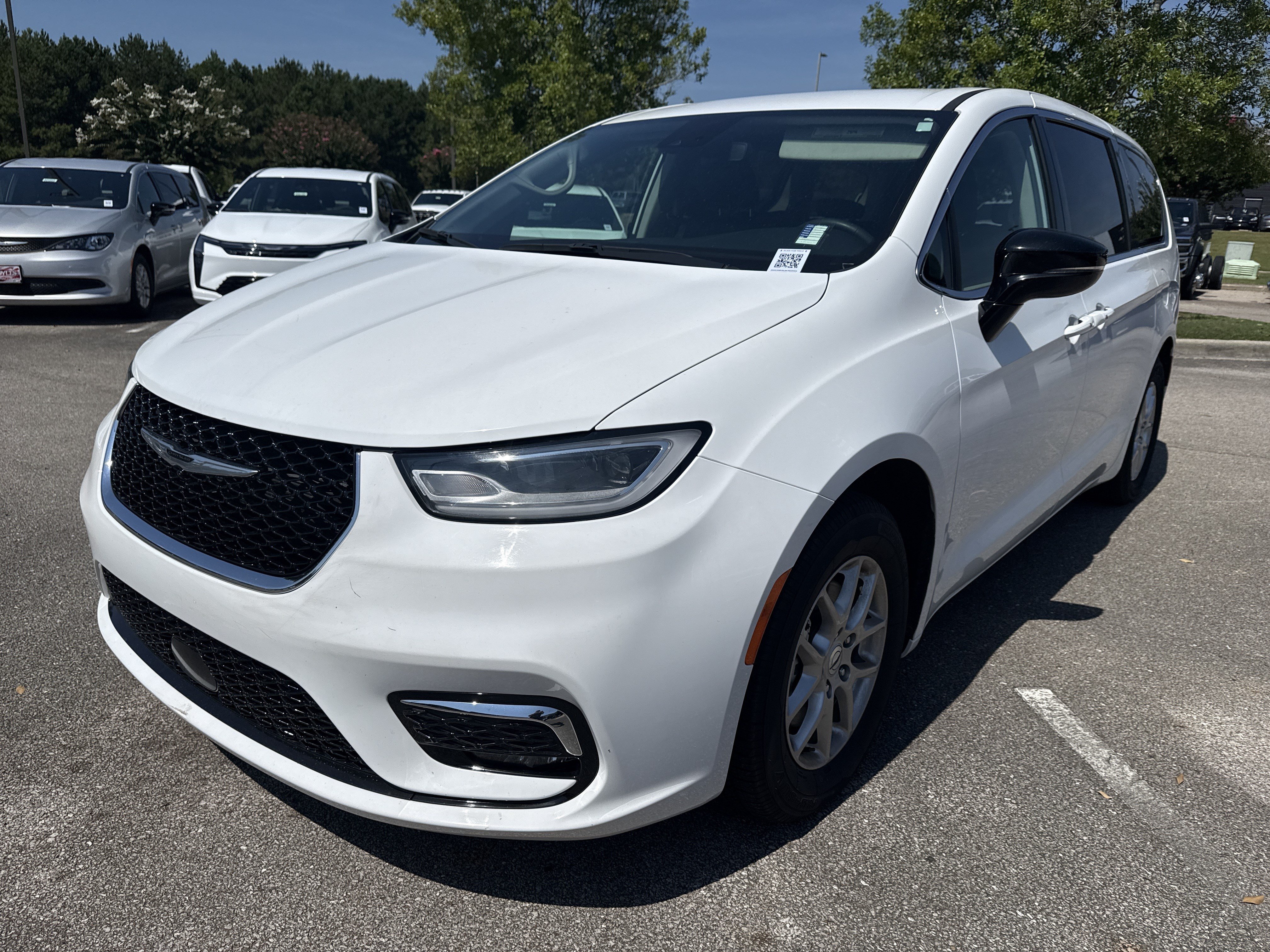 Used 2024 Chrysler Pacifica Touring-L FWD image 3