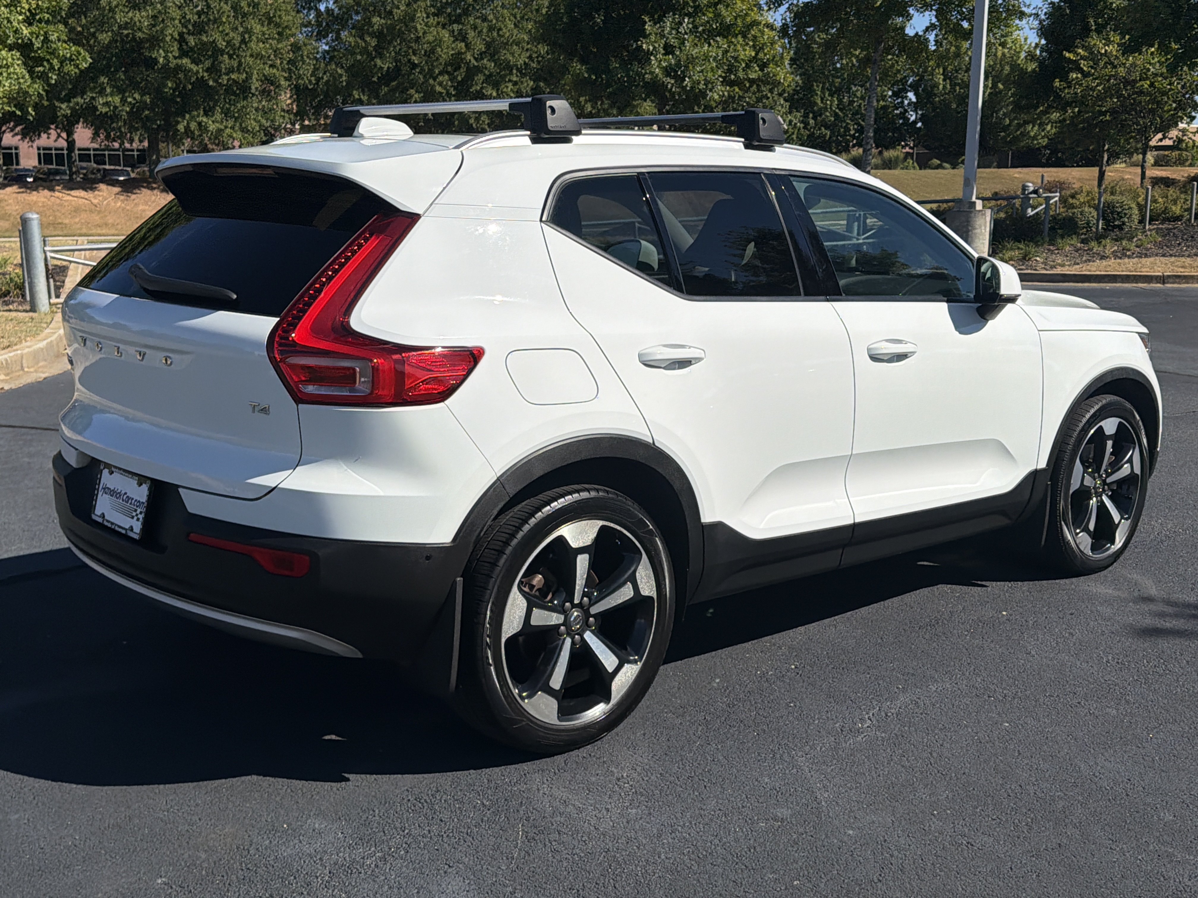 Used 2019 Volvo XC40 T4 Momentum FWD image 9