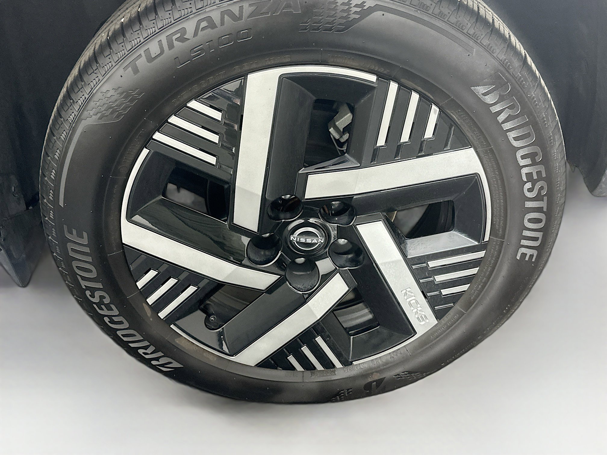 Used 2025 Nissan Kicks SV image 11