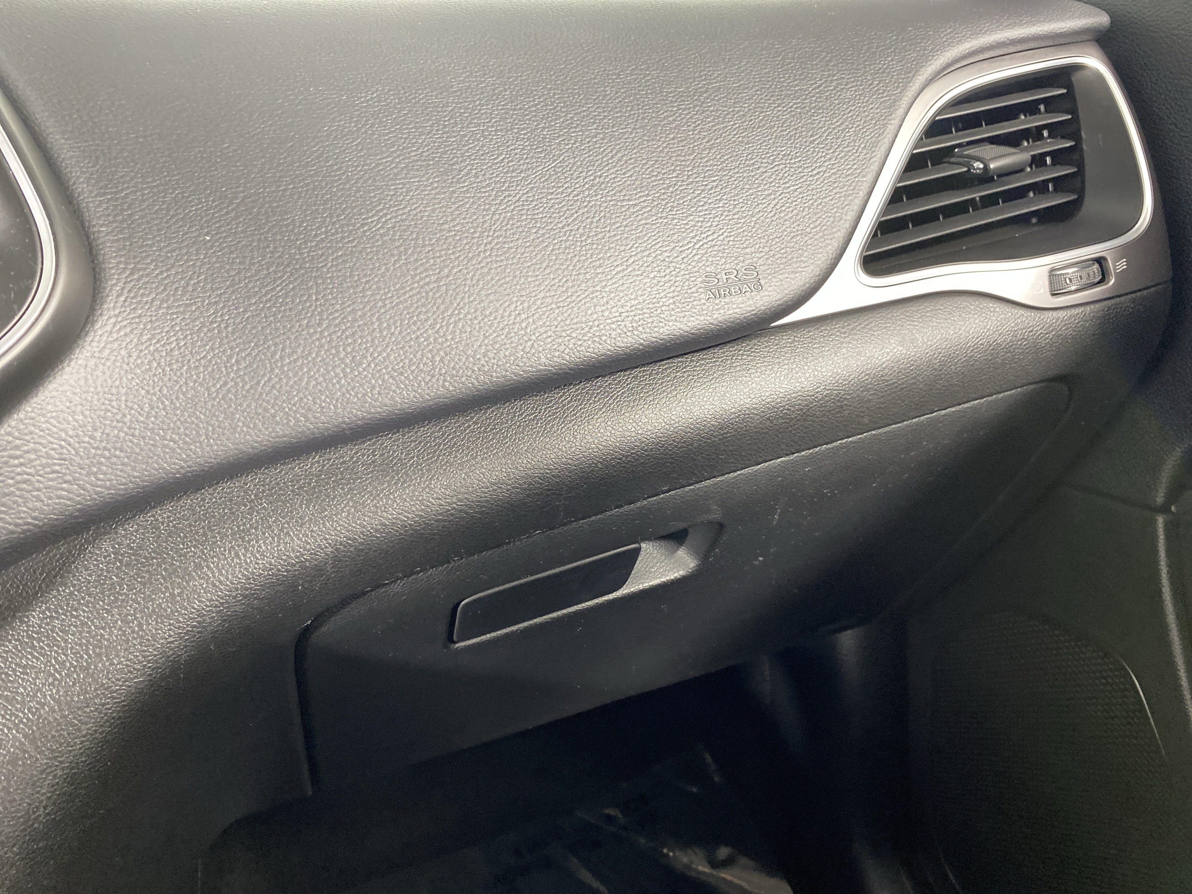 Used 2019 Jeep Cherokee Latitude w/ Popular Appearance Group AWD/4WD image 29