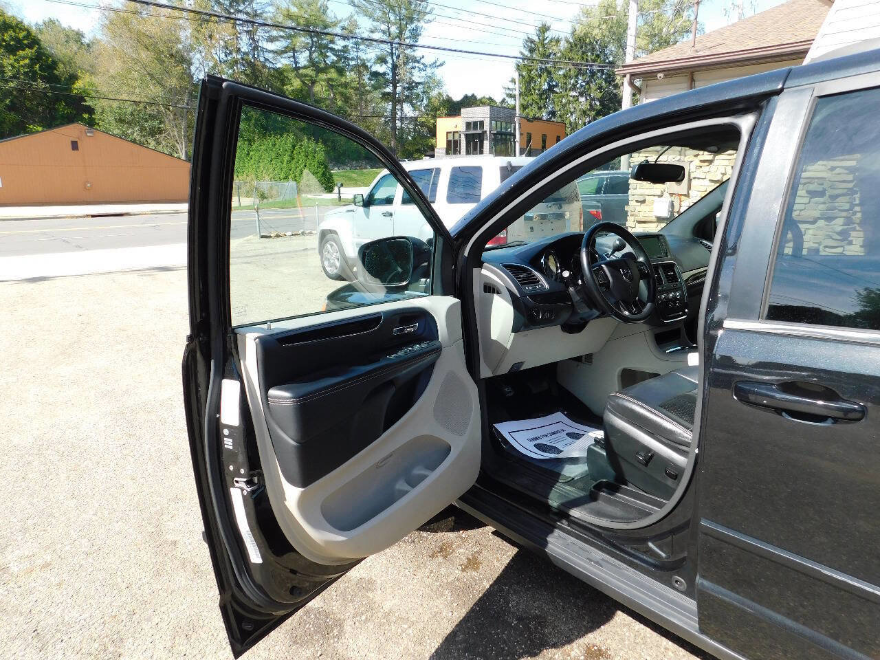 Used 2017 Dodge Grand Caravan SXT image 20