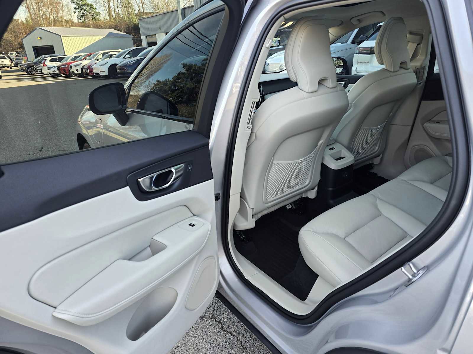 Certified 2024 Volvo XC60 T8 Plus w/ Protection Package Premier image 15