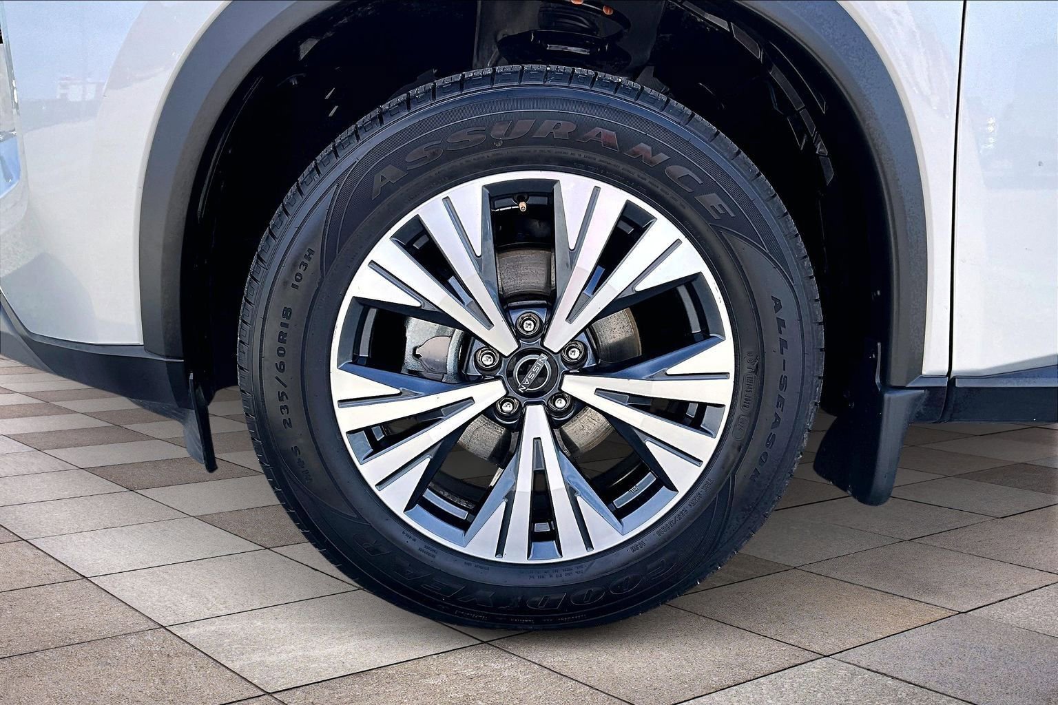 Used 2023 Nissan Rogue SV image 9