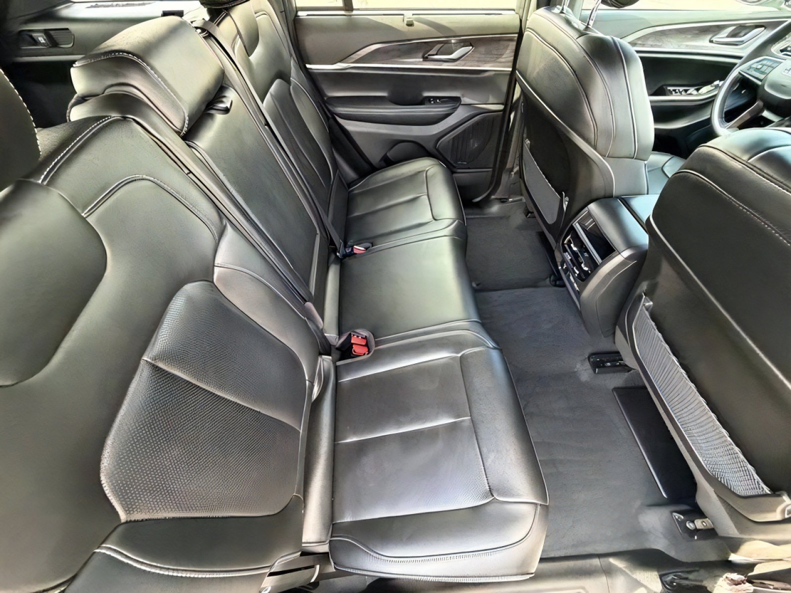 Used 2025 Jeep Grand Cherokee Limited w/ Luxury Tech Group II RWD image 11