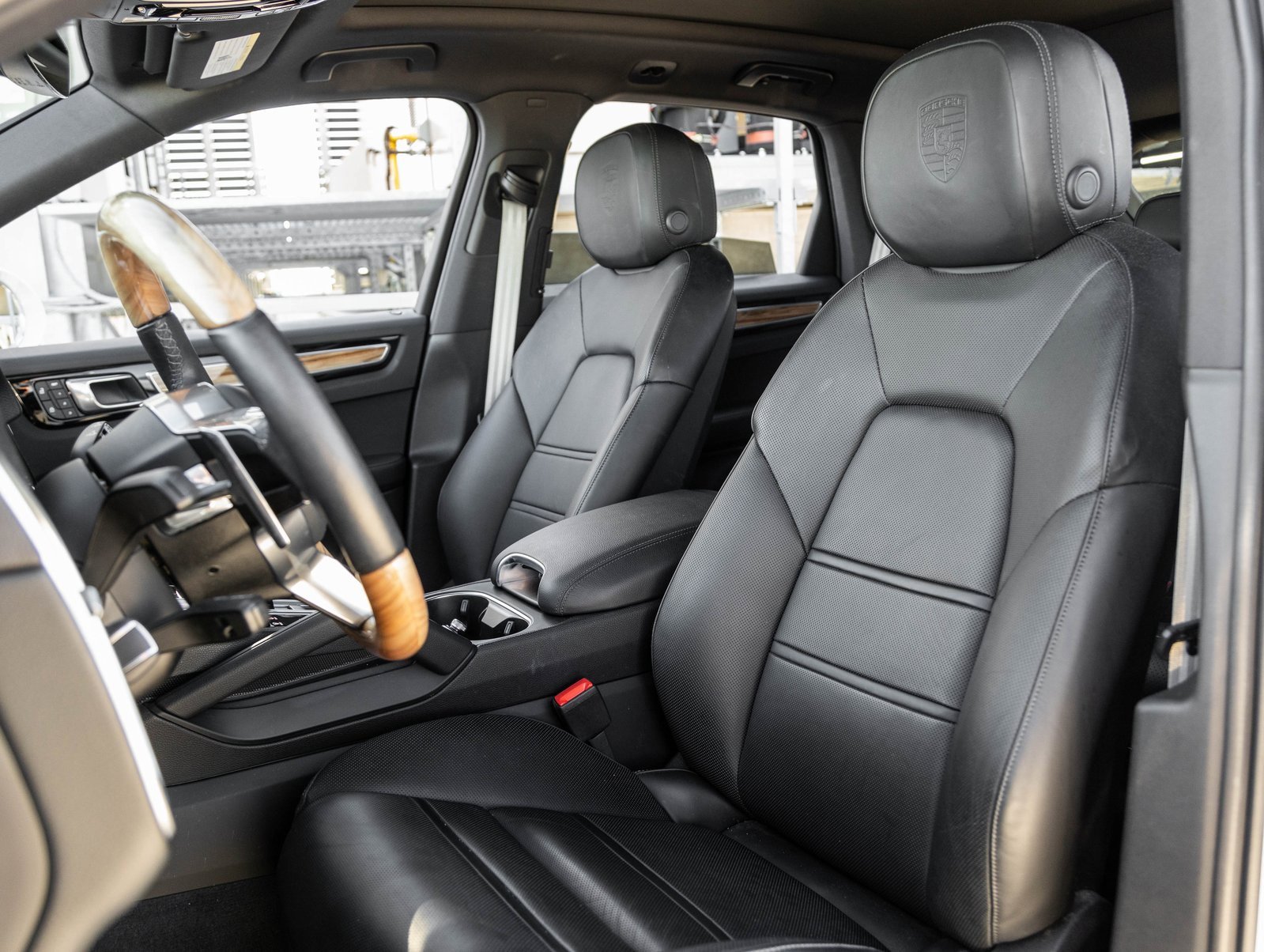 Certified 2023 Porsche Cayenne Platinum Edition image 5