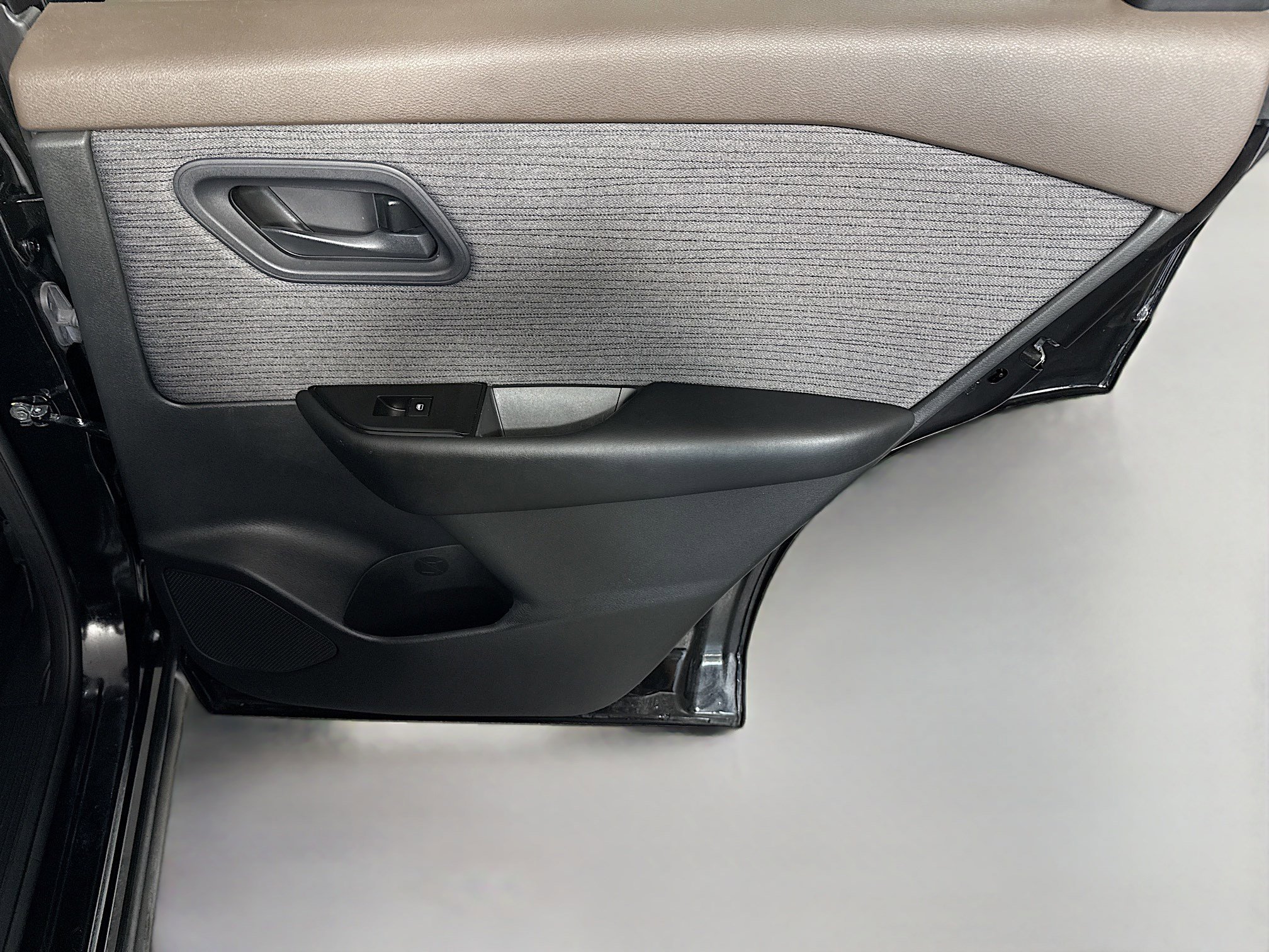 Used 2023 Nissan Rogue S image 28