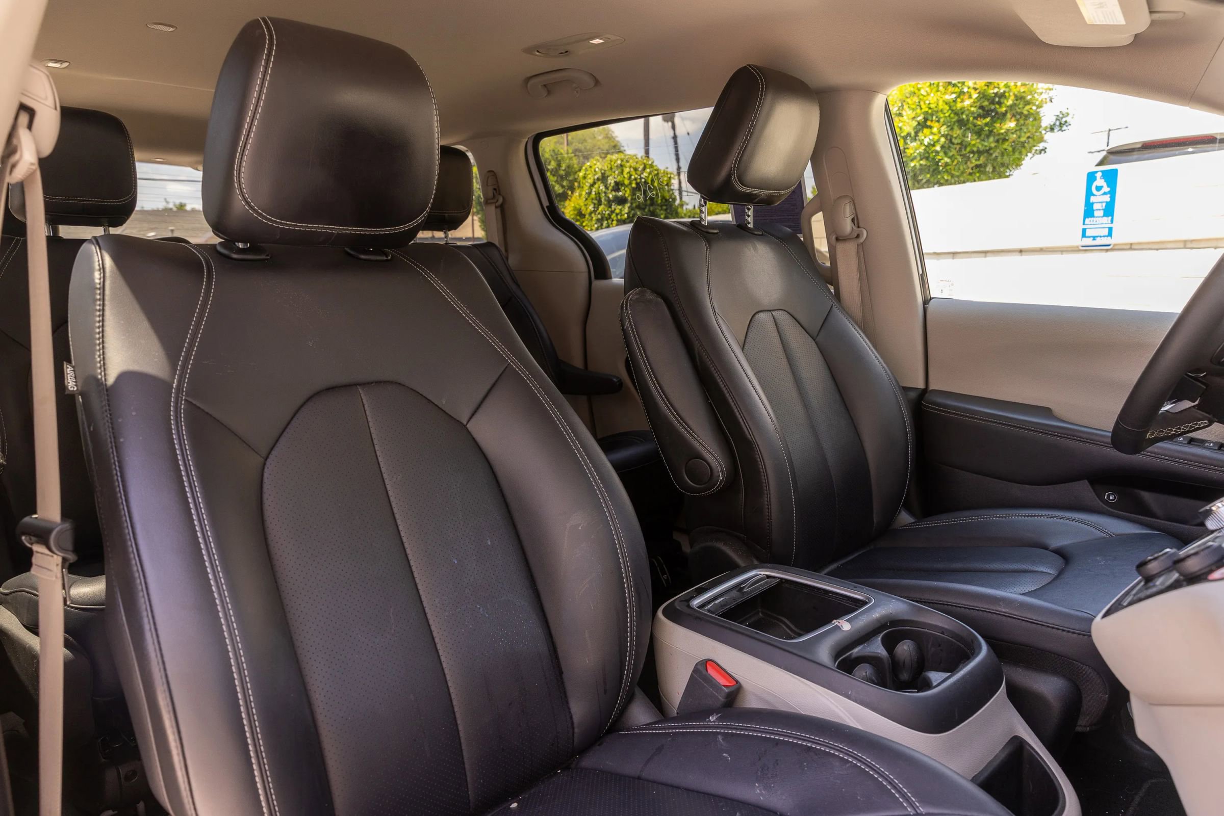 Used 2024 Chrysler Pacifica Limited FWD image 35