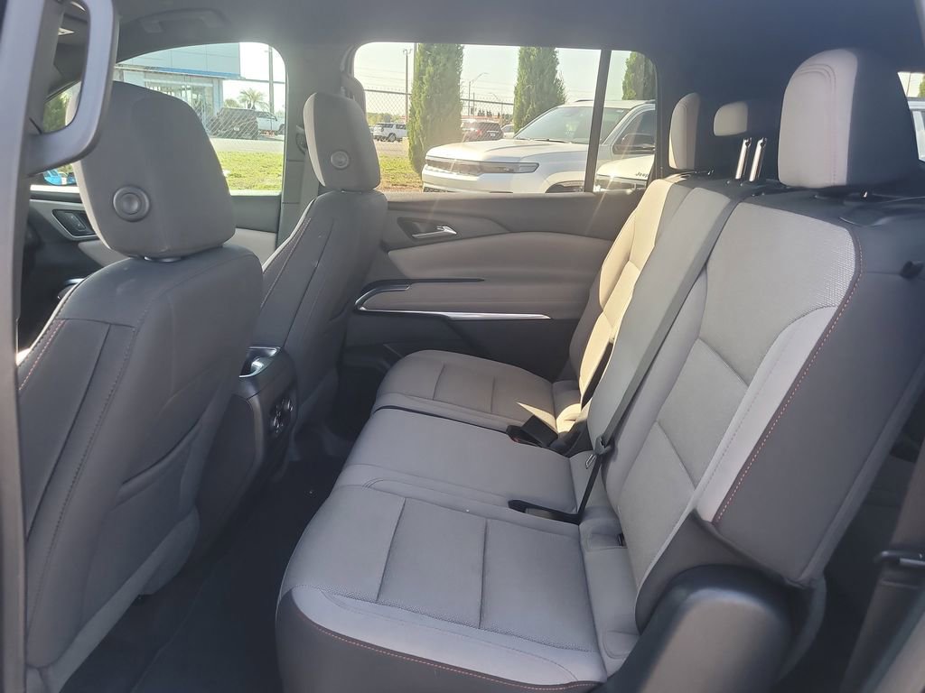 Used 2025 Chevrolet Traverse LT FWD image 11