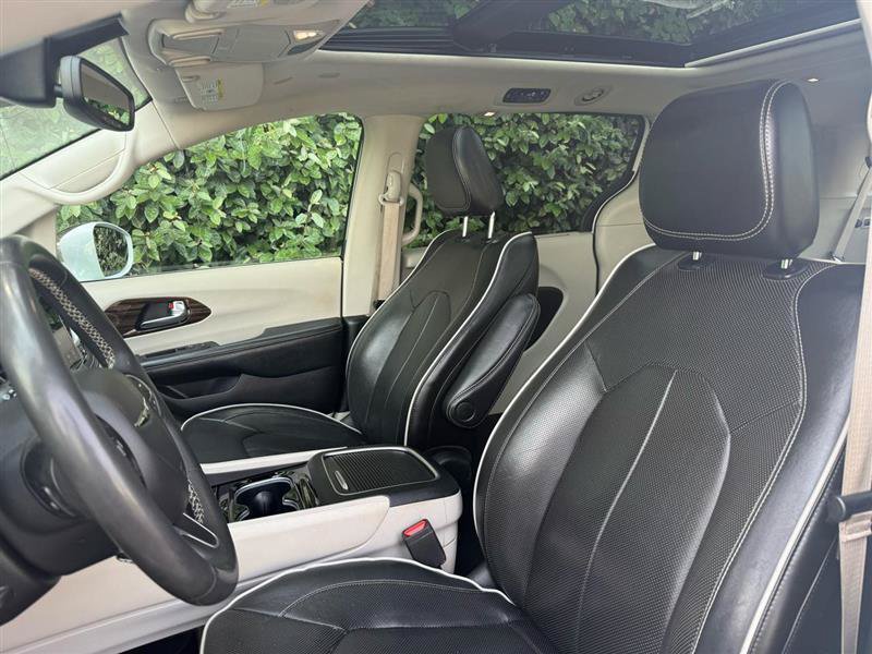 Used 2022 Chrysler Pacifica Limited FWD image 12