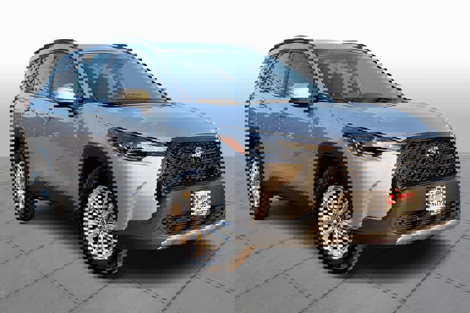 Used 2022 Toyota Corolla Cross LE image 2