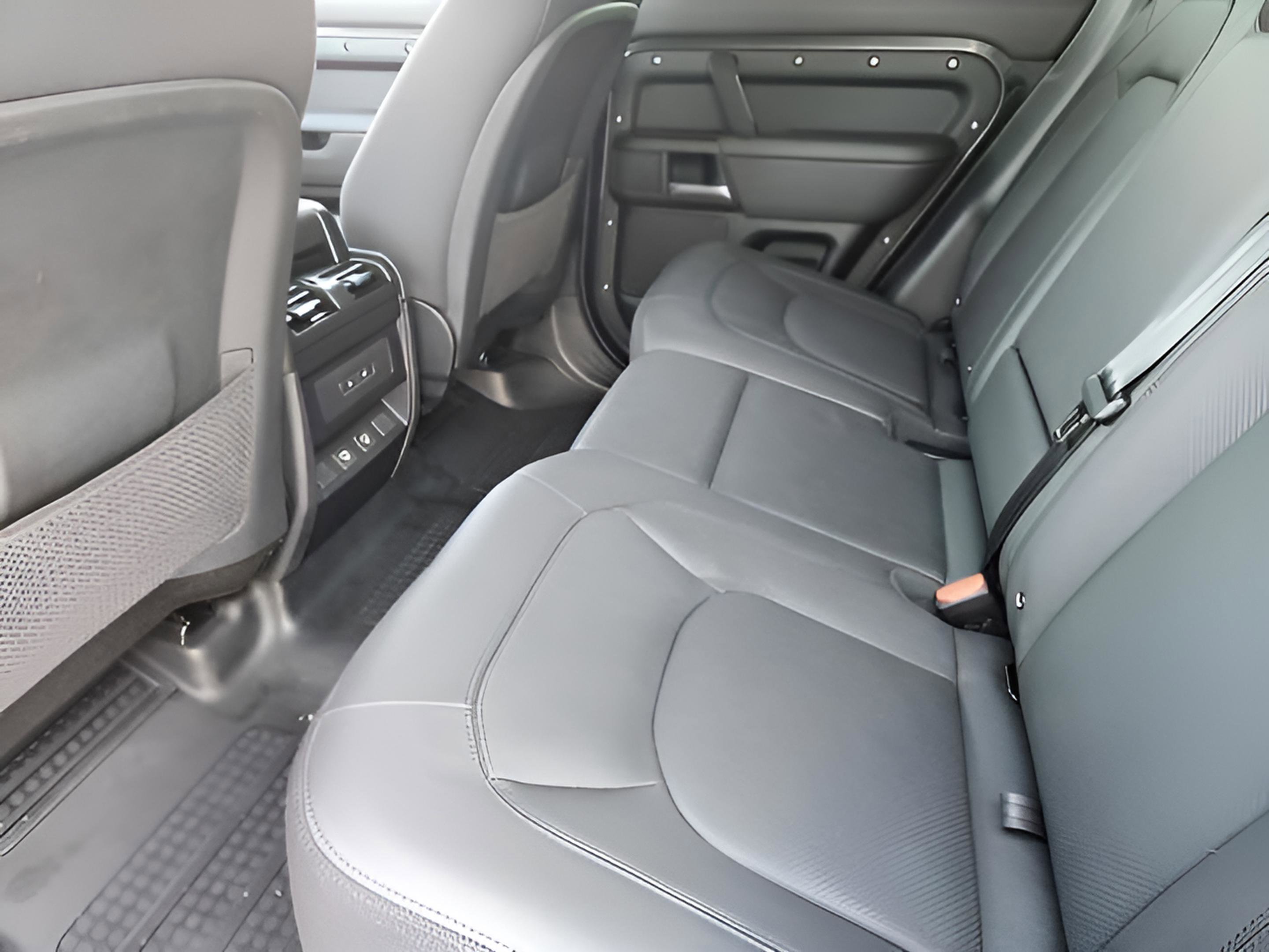 Certified 2025 Land Rover Defender 110 X image 31