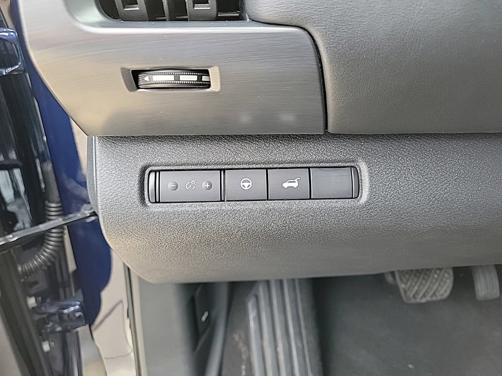 Used 2025 Nissan Pathfinder SL AWD/4WD image 40